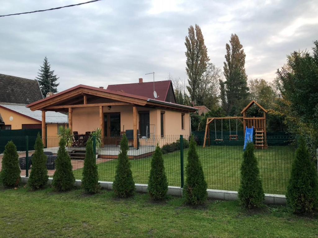 BalatonmáriafürdőHullam Nyaraloアパートメント エクステリア 写真
